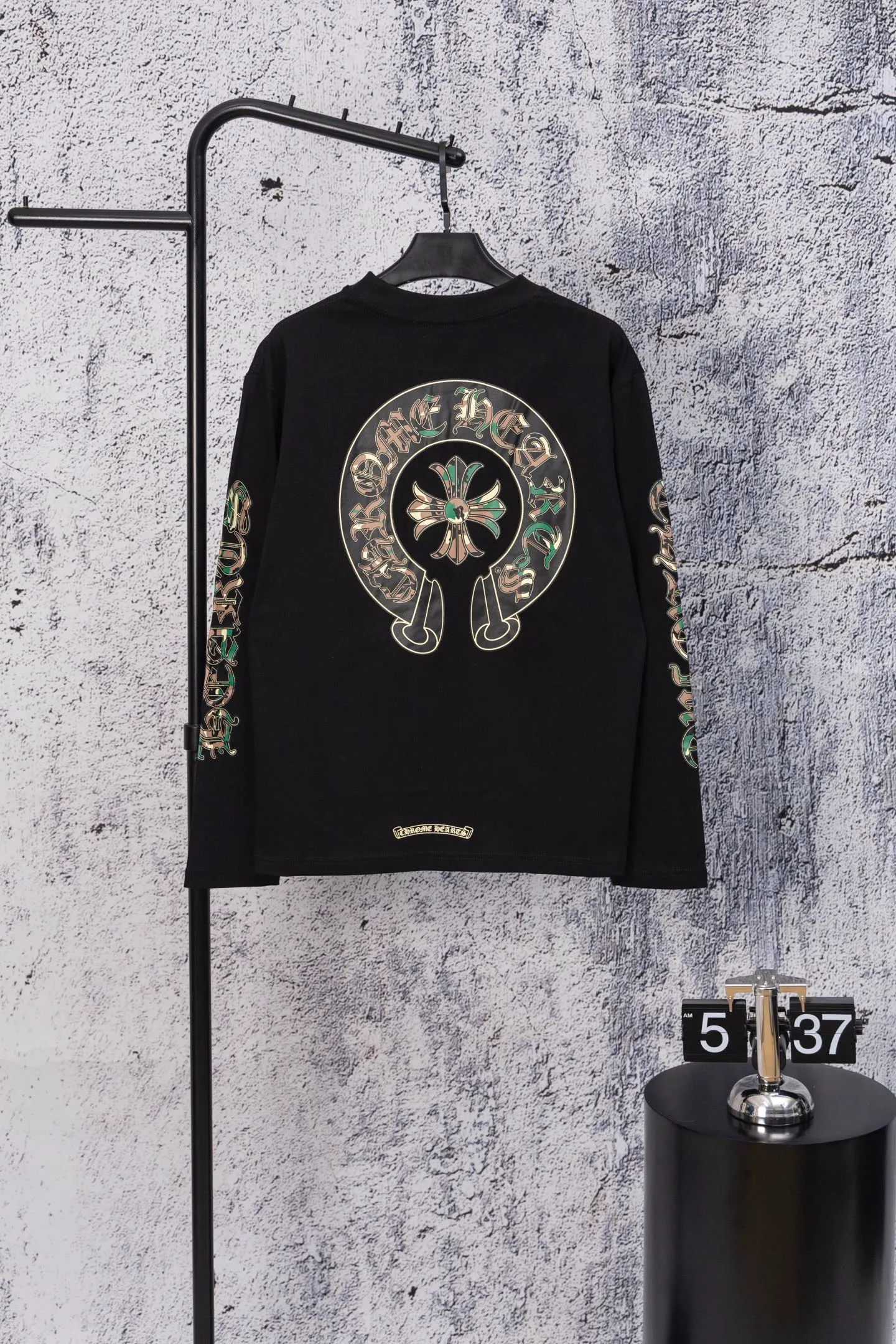 P190 Chrome Hearts CH Chrome Hearts Arm Camouflage Letters Large Logo Pocket Long Sleeve T-shirt Made of 300 grams of pure cotton fabric Threads are encrypted in the same color as the cylinder. The color is the same. Buy with confidence. The workmanship details are to the extreme, different from ordinary products in the market. White ink direct-jet printing high-temperature technology. Large factory flow workmanship. Double-line hemming production. Machine washable. High temperature resistance. Imported pigments will not fall off. Color: black white. Size: S—